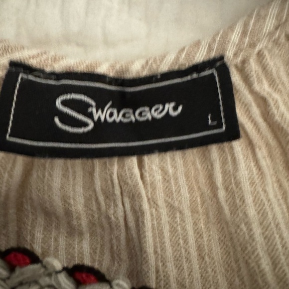 Swagger boutique top. Cream w/embroidered trim. Flowing top. Size L - Picture 5 of 8